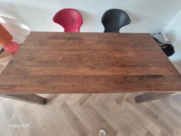 Houten eettafel met metalen poten beschikbaar voor biedingen