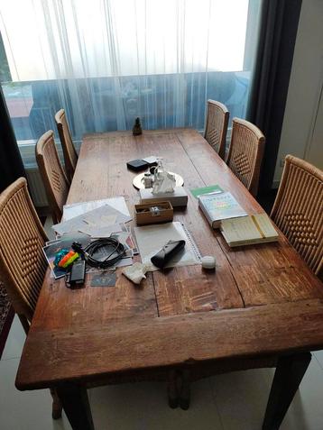 Massief houten eettafel met 6 stoelen en kussens beschikbaar voor biedingen