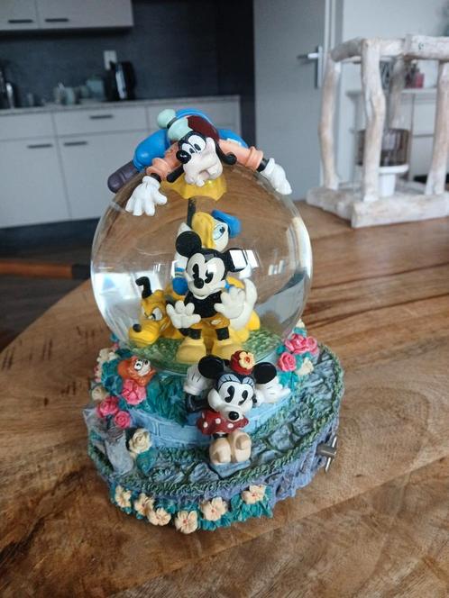 Disney snowglobe van Mickey en friends met muziek, Verzamelen, Disney, Zo goed als nieuw, Beeldje of Figuurtje, Mickey Mouse, Ophalen