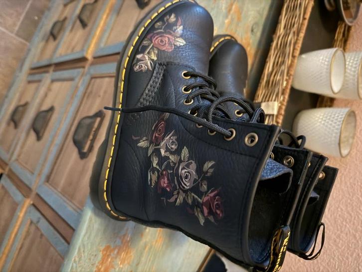 Dr Martens Roses maat 38, Kleding | Dames, Schoenen, Zo goed als nieuw, Overige typen, Zwart, Ophalen of Verzenden