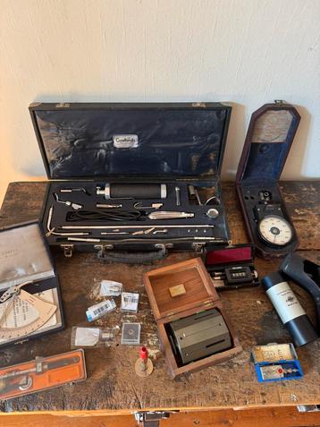 Verzameling oude /antieke apparatuur /instrumenten beschikbaar voor biedingen