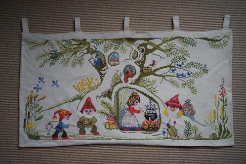 vintage wandkleed borduurwerk kabouter vogel boom bloemen, Huis en Inrichting, Woonaccessoires | Wanddecoraties, Gebruikt, Ophalen of Verzenden