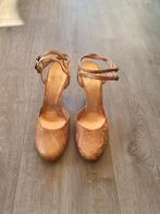 Mooie Goudkleurige Damesschoenen met hak mt 37,5, Kleding | Dames, Schoenen, Ophalen, Zo goed als nieuw, Overige kleuren