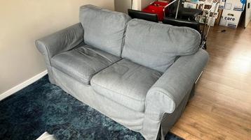 IKEA bank (EKTORP) met grijze bekleding en poef - afbeelding 1