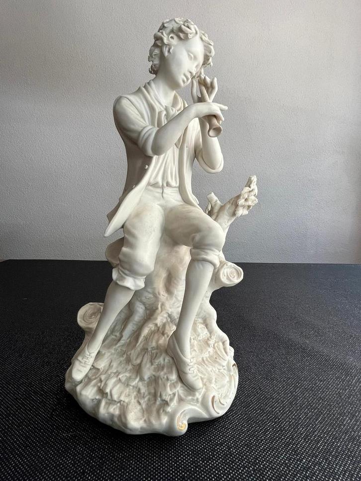 Porseleinen beeldje van fluitspeler Capodimonte, Antiek en Kunst, Kunst | Beelden en Houtsnijwerken, Ophalen of Verzenden