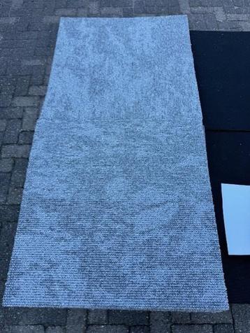 Partij Desso tapijttegels nieuw 50x50cm 22.5m2 grijs #64 beschikbaar voor biedingen