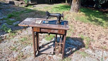 Vintage Lada 77 naaimachine inclusief tafel beschikbaar voor biedingen