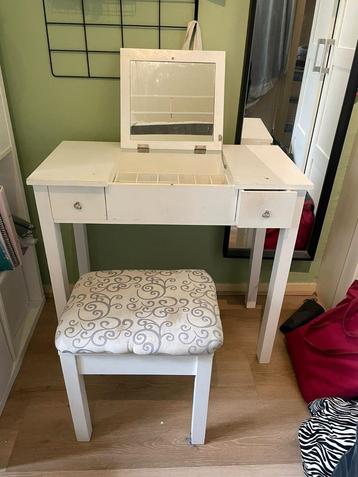 Kaptafel met spiegel en kruk beschikbaar voor biedingen