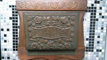 Antiek Art Deco wandrek brieven dagbladen in eik en koper beschikbaar voor biedingen