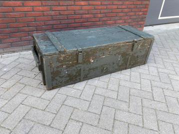 Stoere legerkisten beschikbaar voor biedingen