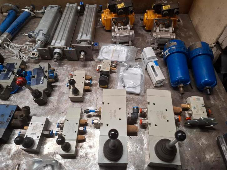 Festo Perslucht componenten Wabco Bosch, Hobby en Vrije tijd, Elektronica-componenten, Ophalen of Verzenden