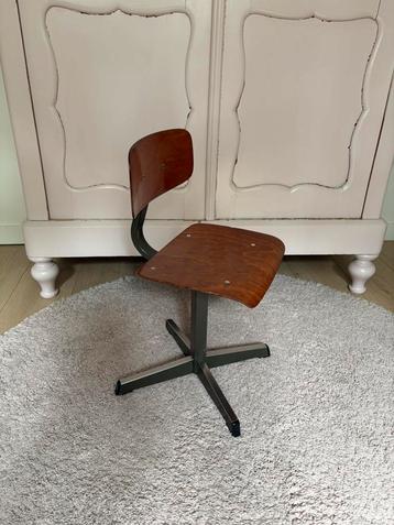 Retro school kinderstoel beschikbaar voor biedingen