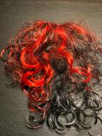 Pruik rood zwart haar halflang, Ophalen of Verzenden, Gedragen, Carnaval
