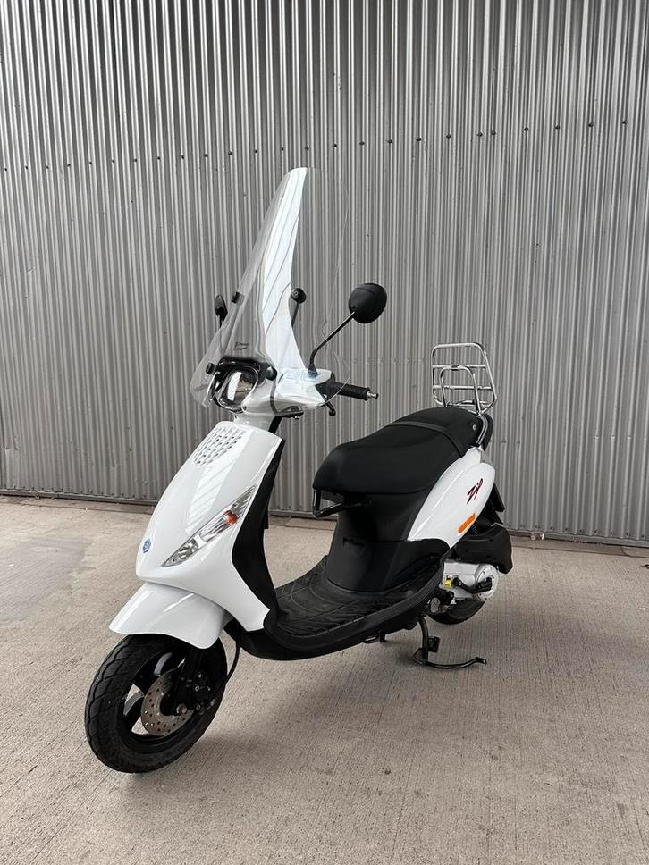 Piaggio zip 2000 4takt, Fietsen en Brommers, Scooters | Piaggio, Zo goed als nieuw, Zip, Maximaal 25 km/u, Benzine, Ophalen