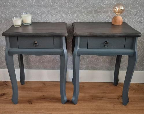 2 groengrijze vintage nachtkastjes – stijlvol opgeknapt, Huis en Inrichting, Slaapkamer | Nachtkastjes, Zo goed als nieuw, Hout