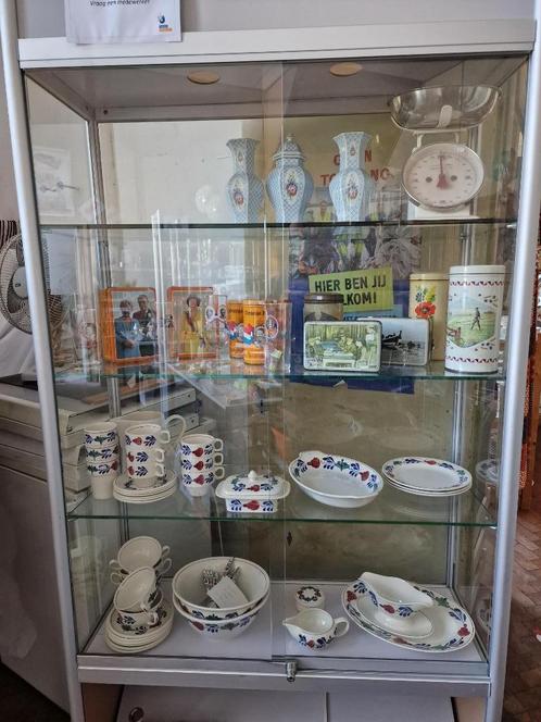 Diverse spullen in de vitrinekast (3) bij Emmaus Eemsmond, Antiek en Kunst, Curiosa en Brocante, Ophalen of Verzenden