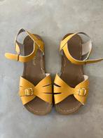 Salt Water Sandal, mosterdgeel, zgan, Kinderen en Baby's, Kinderkleding | Schoenen en Sokken, Ophalen of Verzenden, Zo goed als nieuw