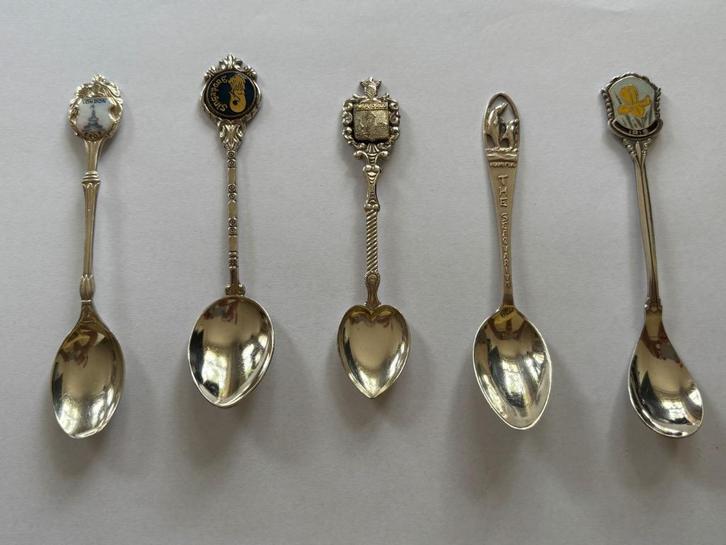 Vijf verzilverde toeristische souvenirlepeltjes, Verzamelen, Porselein, Kristal en Bestek, Zo goed als nieuw, Bestek, Metaal, Verzilverd