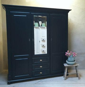 Prachtige kledingkast beschikbaar voor biedingen