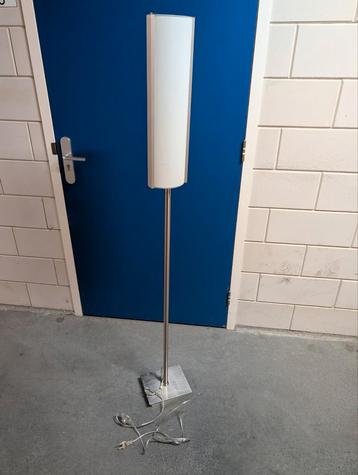 Rvs stalamp met melkglas  beschikbaar voor biedingen
