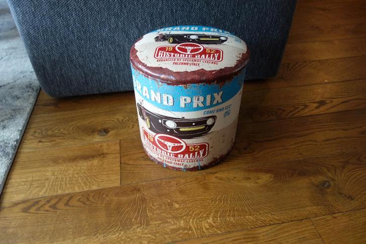 Poef, bergruimte. Grand Prix Rally, Huis en Inrichting, Banken | Voetenbanken en Poefen, Nieuw, Minder dan 50 cm, Minder dan 50 cm