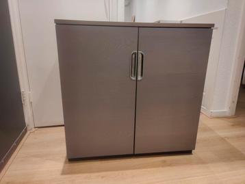 Kast, grijs, geschikt als dressoir of bijv voor wasmanden 
