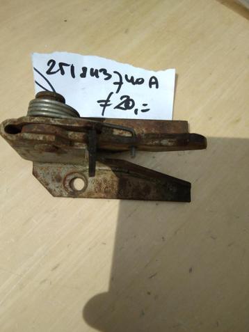 VW T3 Schuifdeurslotvanger/sluitstuk VW nr. 251843740A beschikbaar voor biedingen
