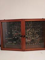 Medailles kast met speldjes, Verzamelen, Speldjes, Pins en Buttons, Ophalen, Gebruikt, Stad of Land, Speldje of Pin