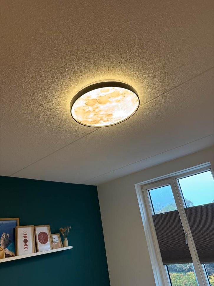 Moderne Maan LED Plafondlamp; creëer sfeer en magie in huis!, Huis en Inrichting, Lampen | Plafondlampen, Zo goed als nieuw, Metaal