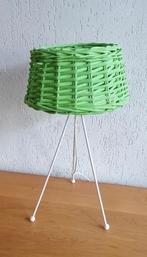 Tafellamp, groene rieten kap op witte standaard € 15,00, Ophalen of Verzenden, Gebruikt, Overige materialen, 50 tot 75 cm