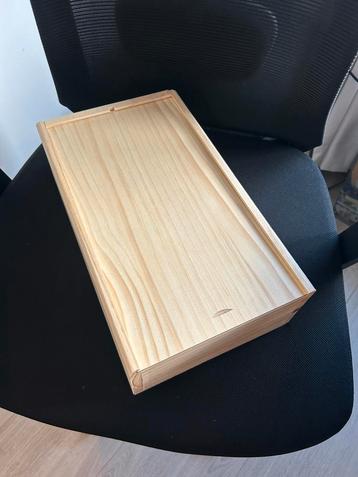 Houten wijnkisten  met grote doos stro ter opvulling beschikbaar voor biedingen