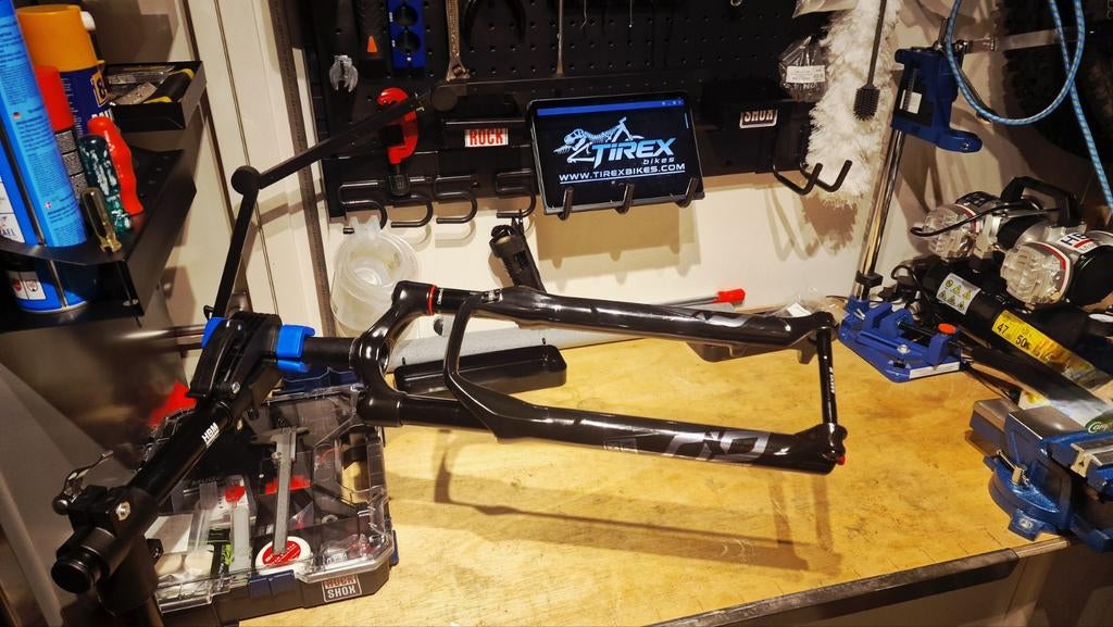 MTB service, fork service en upgrade. Custom built MTB, Snelservice, Fietsreparatie