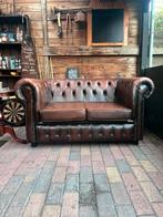 Chesterfield 2 zits bankje, Huis en Inrichting, Fauteuils, Chesterfield, Ophalen of Verzenden, Zo goed als nieuw, Leer