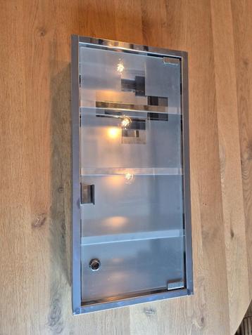 Medicijnkastje / wandkastje glas en metaal beschikbaar voor biedingen