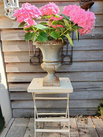 Mooie gietijzeren tuinvaas, bijzonder model beschikbaar voor biedingen