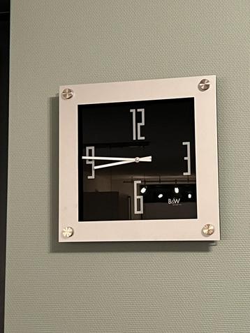 Moderne B&W Nextime Wandklok beschikbaar voor biedingen