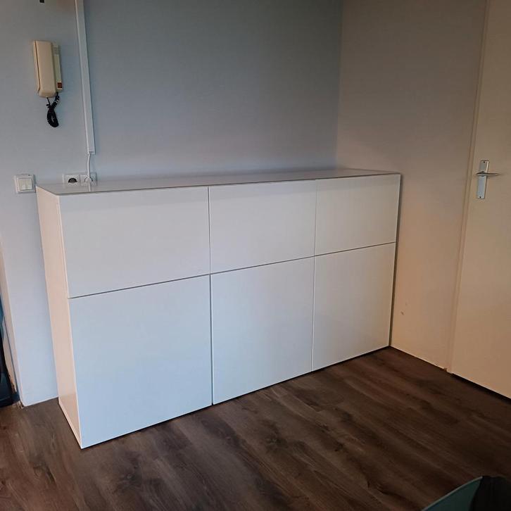 IKEA Besta Dressoir met hoogglans witte deuren en Glasplaat, Huis en Inrichting, Kasten | Dressoirs, Gebruikt, 150 tot 200 cm