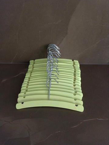 21 baby kleerhangers groen beschikbaar voor biedingen