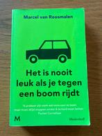 Het is nooit leuk als je tegen een boom rijdt, Boeken, Ophalen of Verzenden, Gelezen, Marcel van Roosmalen