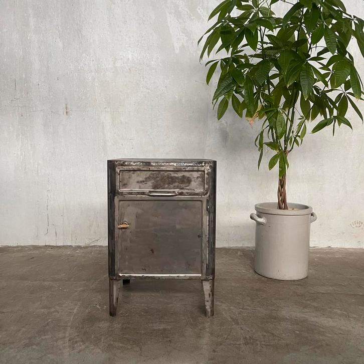 Industrieel kastje, vintage nachtkastje, industriële kast, Huis en Inrichting, Slaapkamer | Nachtkastjes, Zo goed als nieuw, Minder dan 45 cm