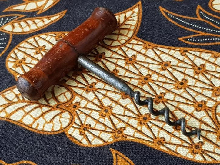 Antieke Engelse kurkentrekker van hout en ijzer 12,3 cm., Antiek en Kunst, Antiek | Woonaccessoires, Ophalen of Verzenden