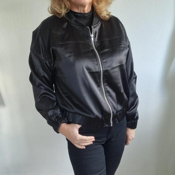 Freequent bomber jasje Flitz. Maat L. Zwart/satijn, Kleding | Dames, Jasjes, Kostuums en Pakken, Zo goed als nieuw, Jasje, Maat 38/40 (M)