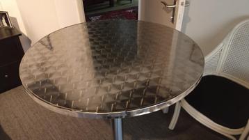 party tafel twee maal beschikbaar voor biedingen