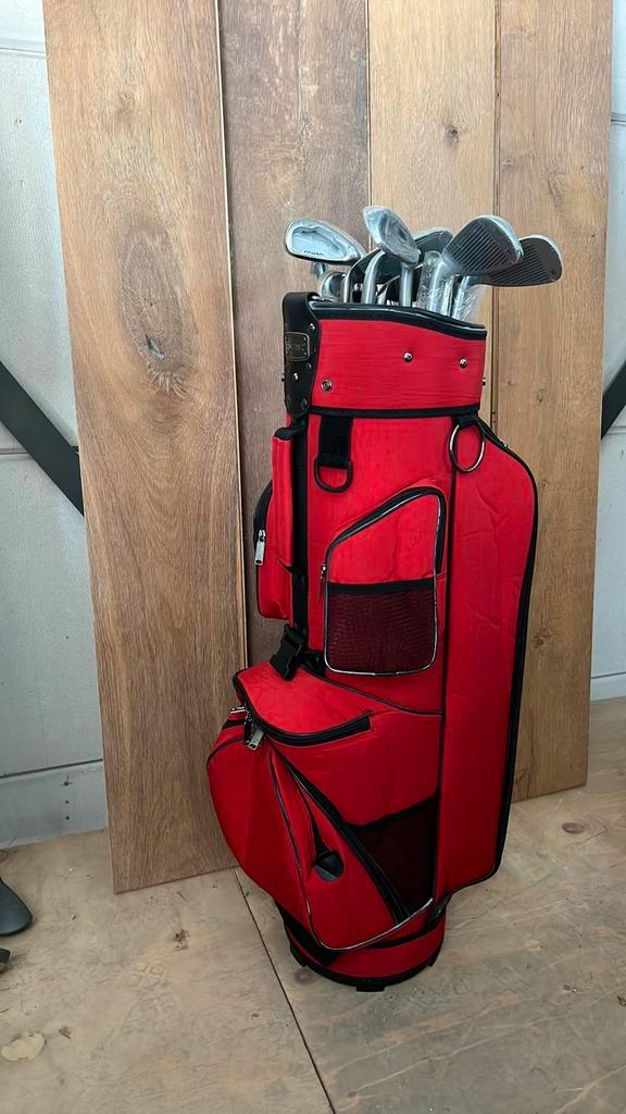 Golftas nieuw rood en groen inclusief 5 clubs naar keuze, Sport en Fitness, Golf, Zo goed als nieuw, Tas, Overige merken, Ophalen
