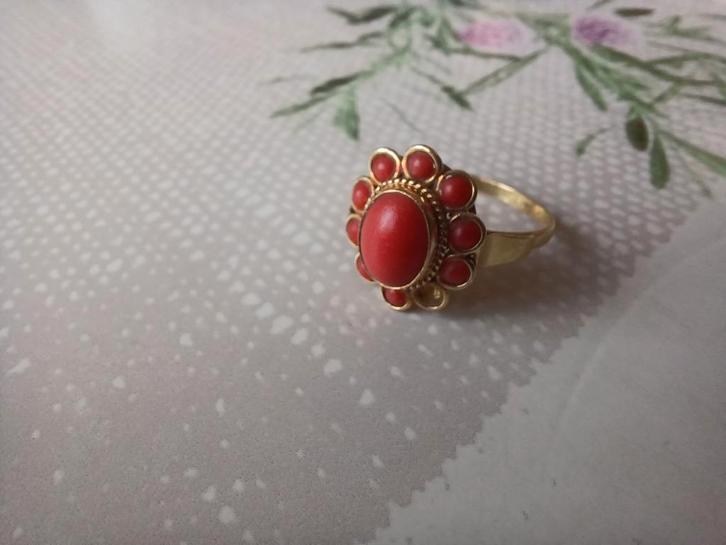 Damesring met bloedkoraal. 14 krt, Sieraden, Tassen en Uiterlijk, Ringen, Gebruikt, Dame, Goud, Goud, Met edelsteen, Ophalen of Verzenden