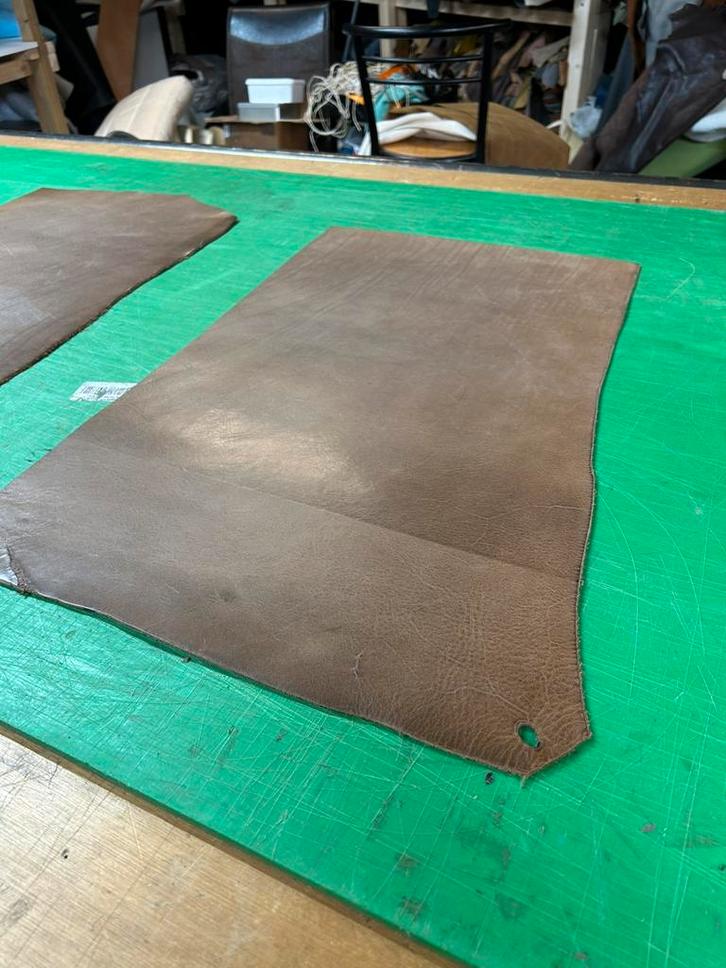 2 taupe kleur tuigleer lappen 2 mm dikte half soepel, Hobby en Vrije tijd, Stoffen en Lappen, Zo goed als nieuw, Leer of Kunstleer