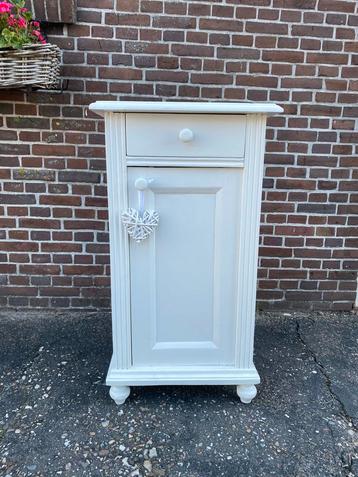 Nachtkastje beschikbaar voor biedingen