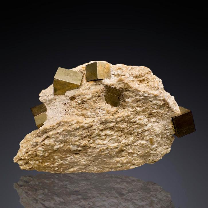 Pyriet op matrix – Navajún, Spanje, Verzamelen, Mineralen en Fossielen, Mineraal, Ophalen of Verzenden