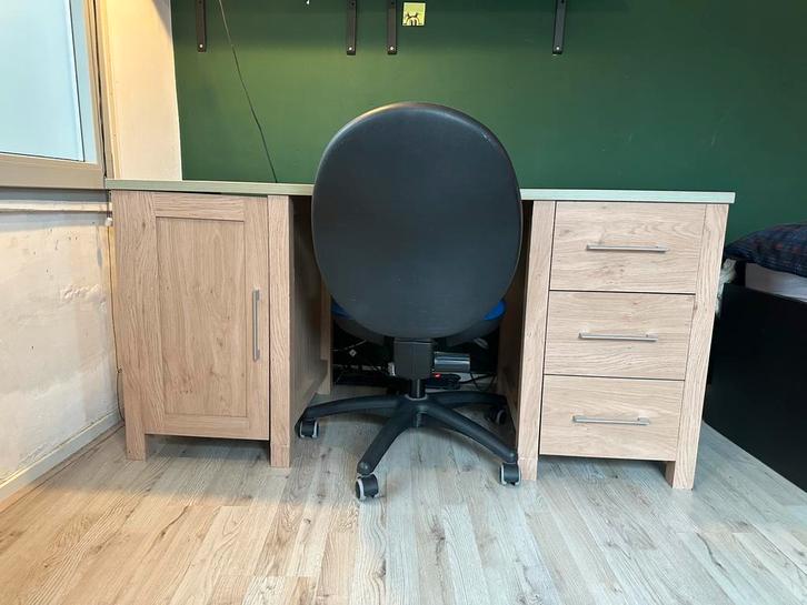 Bureau met houten look + Gratis bureaustoel, Huis en Inrichting, Bureaus, Gebruikt, Ophalen