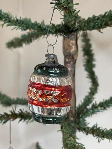 Brocante oude kerstbal Tonnetje groen/ rood beschikbaar voor biedingen